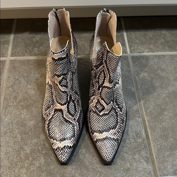 Vince Camuto Gigietta Booties - Picture 2 of 10